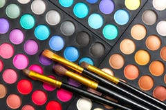 Комплект состава Профессиональные multicolor составляют палитру и щетки теней для век стоковая фотография Комплект состава Профессиональные multicolor составляют палитру и щетки теней для век стоковая фотография