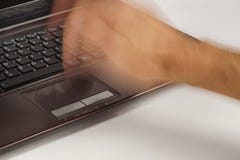 Компьютер не хочет работать как следует Мужская рука жестоко поражая сенсорную панель ноутбука стоковые изображения rf Компьютер не хочет работать как следует Мужская рука жестоко поражая сенсорную панель ноутбука стоковые изображения rf