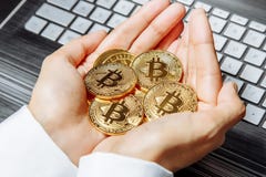 Конец-вверх женских рук держа серии bitcoins на предпосылке клавиатуры компьтер-книжки стоковые фото Конец-вверх женских рук держа серии bitcoins на предпосылке клавиатуры компьтер-книжки стоковые фото