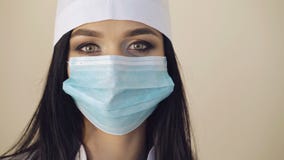 Конец вверх женской стороны ` s хирурга носит хирургическую маску в 4K акции видеоматериалы Конец вверх женской стороны ` s хирурга носит хирургическую маску в 4K акции видеоматериалы