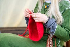 Конец-вверх женщины вручает вязать красную шляпу шерстей, пока носящ rur стоковые фото Конец-вверх женщины вручает вязать красную шляпу шерстей, пока носящ rur стоковые фото