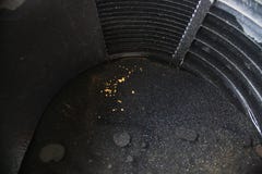 Конец вверх ковша для промывки золота с нагрузками небольших золотых самородков стоковые фотографии rf Конец вверх ковша для промывки золота с нагрузками небольших золотых самородков стоковые фотографии rf