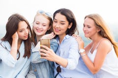 Конец-вверх 4 красивых молодых студенток делая selfies и усмехаться стоковые изображения Конец-вверх 4 красивых молодых студенток делая selfies и усмехаться стоковые изображения