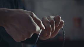 Конец-вверх мастерского электрика делает провод переплетенный дизайном черный стоковая фотография rf Конец-вверх мастерского электрика делает провод переплетенный дизайном черный стоковая фотография rf
