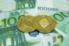 Конец-вверх 2 монеток Ethereum на 100 банкнотах евро Секретная валюта ETC стоковая фотография Конец-вверх 2 монеток Ethereum на 100 банкнотах евро Секретная валюта ETC стоковая фотография