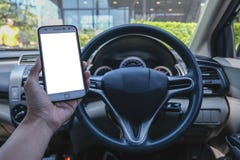 Конец-вверх мужской руки водителя используя смартфон в автомобиле на солнечный день стоковое фото Конец-вверх мужской руки водителя используя смартфон в автомобиле на солнечный день стоковое фото