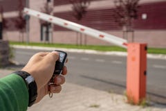 Конец вверх мужской руки с keychain от барьера раскрывает путешествие, дистанционное управление стоковые фотографии rf Конец вверх мужской руки с keychain от барьера раскрывает путешествие, дистанционное управление стоковые фотографии rf