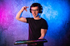 Конец-вверх на руках gamer идя отжать ключ на клавиатуре Предпосылка Lit с неоновыми светами стоковая фотография rf Конец-вверх на руках gamer идя отжать ключ на клавиатуре Предпосылка Lit с неоновыми светами стоковая фотография rf