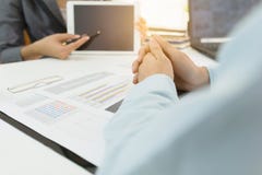 Конец вверх по людям держит руки с представлением или обсуждать деловых партнеров новый проект стоковые изображения rf Конец вверх по людям держит руки с представлением или обсуждать деловых партнеров новый проект стоковые изображения rf