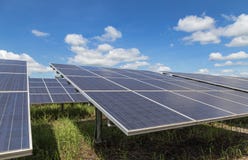 Конец вверх по массиву строк поликристаллических фотоэлементов или photovoltaics кремния в электрической станции солнечной энерги стоковые изображения rf Конец вверх по массиву строк поликристаллических фотоэлементов или photovoltaics кремния в электрической станции солнечной энерги стоковые изображения rf