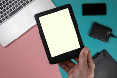 Конец вверх по мужским рукам держа планшет на предпосылке таблицы офиса стоковое изображение Конец вверх по мужским рукам держа планшет на предпосылке таблицы офиса стоковое изображение