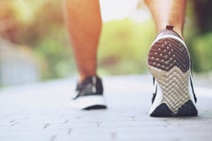 Конец вверх по спортсмену бегуна людей фитнеса ботинка бежать на на дороге стоковое фото Конец вверх по спортсмену бегуна людей фитнеса ботинка бежать на на дороге стоковое фото