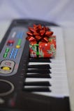 Конец-вверх подарка на ключах synth с мягкой запачканной предпосылкой стоковое фото Конец-вверх подарка на ключах synth с мягкой запачканной предпосылкой стоковое фото