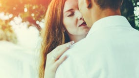 Конец-вверх потехи счастья пар целуя Наслаждаться концепцией образа жизни совместно романтичной стоковые изображения rf Конец-вверх потехи счастья пар целуя Наслаждаться концепцией образа жизни совместно романтичной стоковые изображения rf