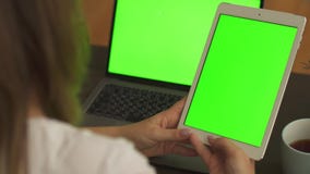 Конец-вверх снятый женских рук печатая на планшете с зеленым экраном Женщина используя ноутбук с зеленым дисплеем на рабочем мест сток-видео Конец-вверх снятый женских рук печатая на планшете с зеленым экраном Женщина используя ноутбук с зеленым дисплеем на рабочем мест сток-видео