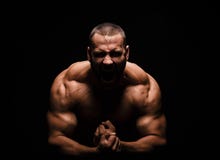 Конец-вверх счастливого человека модели фитнеса с мышечным телом на черной предпосылке Сильный человек с скручиваемостью бицепса стоковая фотография rf Конец-вверх счастливого человека модели фитнеса с мышечным телом на черной предпосылке Сильный человек с скручиваемостью бицепса стоковая фотография rf