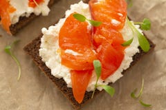 Конец-вверх сыра сэндвича копченых семг со сливками Вкусная закуска стоковые фотографии rf Конец-вверх сыра сэндвича копченых семг со сливками Вкусная закуска стоковые фотографии rf