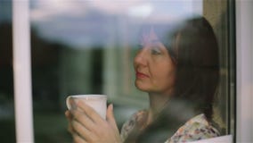 конец вверх Чай утра заботливой унылой женщины брюнет внешний выпивая теплый и мечтать Â акции видеоматериалы конец вверх Чай утра заботливой унылой женщины брюнет внешний выпивая теплый и мечтать Â акции видеоматериалы
