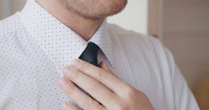 Конец вверх человека одевая ato идет на работу акции видеоматериалы Конец вверх человека одевая ato идет на работу акции видеоматериалы