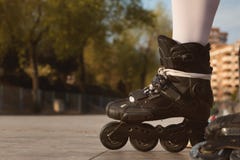 Конец-вверх черных встроенных коньков стоковое изображение rf Конец-вверх черных встроенных коньков стоковое изображение rf