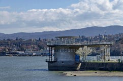 Конкретная башня - оборудование живописной запруды, воды сбора реки Iskar стоковое фото rf Конкретная башня - оборудование живописной запруды, воды сбора реки Iskar стоковое фото rf