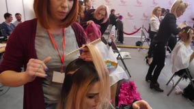 Конкуренция между парикмахерами Конкуренция моды Красивые модели и стили причёсок сток-видео Конкуренция между парикмахерами Конкуренция моды Красивые модели и стили причёсок сток-видео