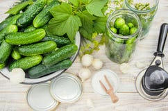 Консервация свежих огурцов дома Селективный фокус стоковое изображение Консервация свежих огурцов дома Селективный фокус стоковое изображение