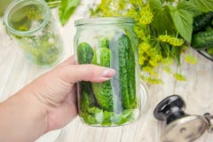 Консервация свежих огурцов дома Селективный фокус стоковые изображения Консервация свежих огурцов дома Селективный фокус стоковые изображения
