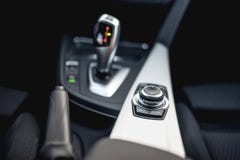 Конструируйте детали минималистских современных автомобильных деталей конца-вверх автоматической передачи и кнопок стоковое изображение rf Конструируйте детали минималистских современных автомобильных деталей конца-вверх автоматической передачи и кнопок стоковое изображение rf