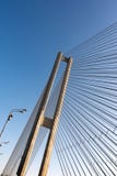 Конструкции стальных веревочек моста на предпосылке неба стоковое изображение rf Конструкции стальных веревочек моста на предпосылке неба стоковое изображение rf