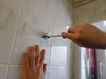 Конструкция и ремонт - профессиональные инструмент и отвертка в руках построителя стоковые изображения rf Конструкция и ремонт - профессиональные инструмент и отвертка в руках построителя стоковые изображения rf