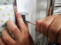 Конструкция и ремонт - профессиональные инструмент и отвертка в руках построителя стоковые изображения rf Конструкция и ремонт - профессиональные инструмент и отвертка в руках построителя стоковые изображения rf