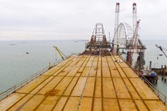 Конструкция моста Объекты инженерства для конструкции моста железной дороги и автомобиля через пролив стоковая фотография rf Конструкция моста Объекты инженерства для конструкции моста железной дороги и автомобиля через пролив стоковая фотография rf