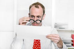 Консультант налога контролирует номера дела с большими стеклами стоковые изображения Консультант налога контролирует номера дела с большими стеклами стоковые изображения