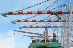 Контейнеровоз в стержне работая с краном берега на доке стоковые изображения rf Контейнеровоз в стержне работая с краном берега на доке стоковые изображения rf