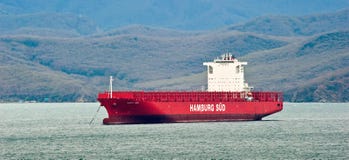 Контейнеровоз Санта Ines стоя на дорогах на анкере Залив Nakhodka Восточное море (Японии) 03 05 2014 стоковые изображения Контейнеровоз Санта Ines стоя на дорогах на анкере Залив Nakhodka Восточное море (Японии) 03 05 2014 стоковые изображения