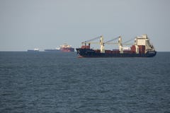Контейнеровозы на анкере ждать на рте Рекы Delaware стоковое фото rf Контейнеровозы на анкере ждать на рте Рекы Delaware стоковое фото rf