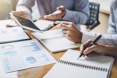 Конференция деятельности Co, исполнительная команда обсуждая диаграммы и диаграммы работая в стратегии бизнеса и финансовом плане стоковые изображения rf Конференция деятельности Co, исполнительная команда обсуждая диаграммы и диаграммы работая в стратегии бизнеса и финансовом плане стоковые изображения rf