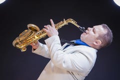 Концепции музыки Зрелый кавказский мужской саксофонист стоковое изображение rf Концепции музыки Зрелый кавказский мужской саксофонист стоковое изображение rf