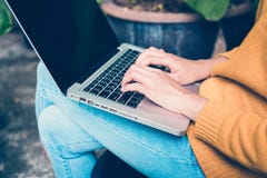 Концепции технологии дела - образ жизни цифров работая вне офиса Руки женщины печатая портативный компьютер с пустым экраном Стоковое Изображение Концепции технологии дела - образ жизни цифров работая вне офиса Руки женщины печатая портативный компьютер с пустым экраном Стоковое Изображение