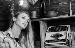 Концепция Tomboy Tomboy девушки тратит время в доме егеря Дама на мечтательной стороне в одеждах шотландки смотрит милой и стоковое фото Концепция Tomboy Tomboy девушки тратит время в доме егеря Дама на мечтательной стороне в одеждах шотландки смотрит милой и стоковое фото