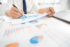 Концепция анализа стратегии, бизнесмен работая финансовый менеджер исследуя отростчатую бухгалтерию для того чтобы высчитать для стоковая фотография Концепция анализа стратегии, бизнесмен работая финансовый менеджер исследуя отростчатую бухгалтерию для того чтобы высчитать для стоковая фотография