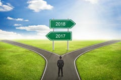 Концепция бизнесмена, дорога 2017 или 2018 к правильному пути стоковая фотография Концепция бизнесмена, дорога 2017 или 2018 к правильному пути стоковая фотография