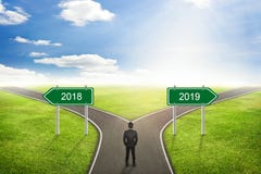 Концепция бизнесмена, дорога 2018 или 2019 к правильному пути стоковое изображение rf Концепция бизнесмена, дорога 2018 или 2019 к правильному пути стоковое изображение rf