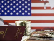 Концепция бюджета, финансы и национализм - на заднем плане американский флаг и получают внутри доллары и банкноты наличными колум стоковые изображения rf Концепция бюджета, финансы и национализм - на заднем плане американский флаг и получают внутри доллары и банкноты наличными колум стоковые изображения rf