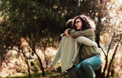 Концепция влюбленности, отношения, семьи и людей - усмехаясь танцы пар в осени паркуют стоковые изображения Концепция влюбленности, отношения, семьи и людей - усмехаясь танцы пар в осени паркуют стоковые изображения