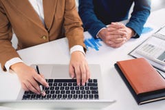 концепция встречи компании сыгранности, деловые партнеры работая с ноутбуком совместно анализируя проект запуска финансовый стоковое фото концепция встречи компании сыгранности, деловые партнеры работая с ноутбуком совместно анализируя проект запуска финансовый стоковое фото