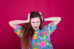 Концепция гнева и ража Молодая выразительная женщина показывает ее плохую сторону Сердитый слабонервный надоеданный портрет девуш Стоковая Фотография Концепция гнева и ража Молодая выразительная женщина показывает ее плохую сторону Сердитый слабонервный надоеданный портрет девуш Стоковая Фотография