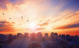 Концепция дня города мира: Туристский город на предпосылке захода солнца стоковое изображение Концепция дня города мира: Туристский город на предпосылке захода солнца стоковое изображение
