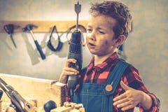 Концепция дня отцов ребенка, инструмент плотника, дом человека стоковые фотографии rf Концепция дня отцов ребенка, инструмент плотника, дом человека стоковые фотографии rf